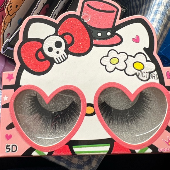 Lashes - Picture 8 of 10